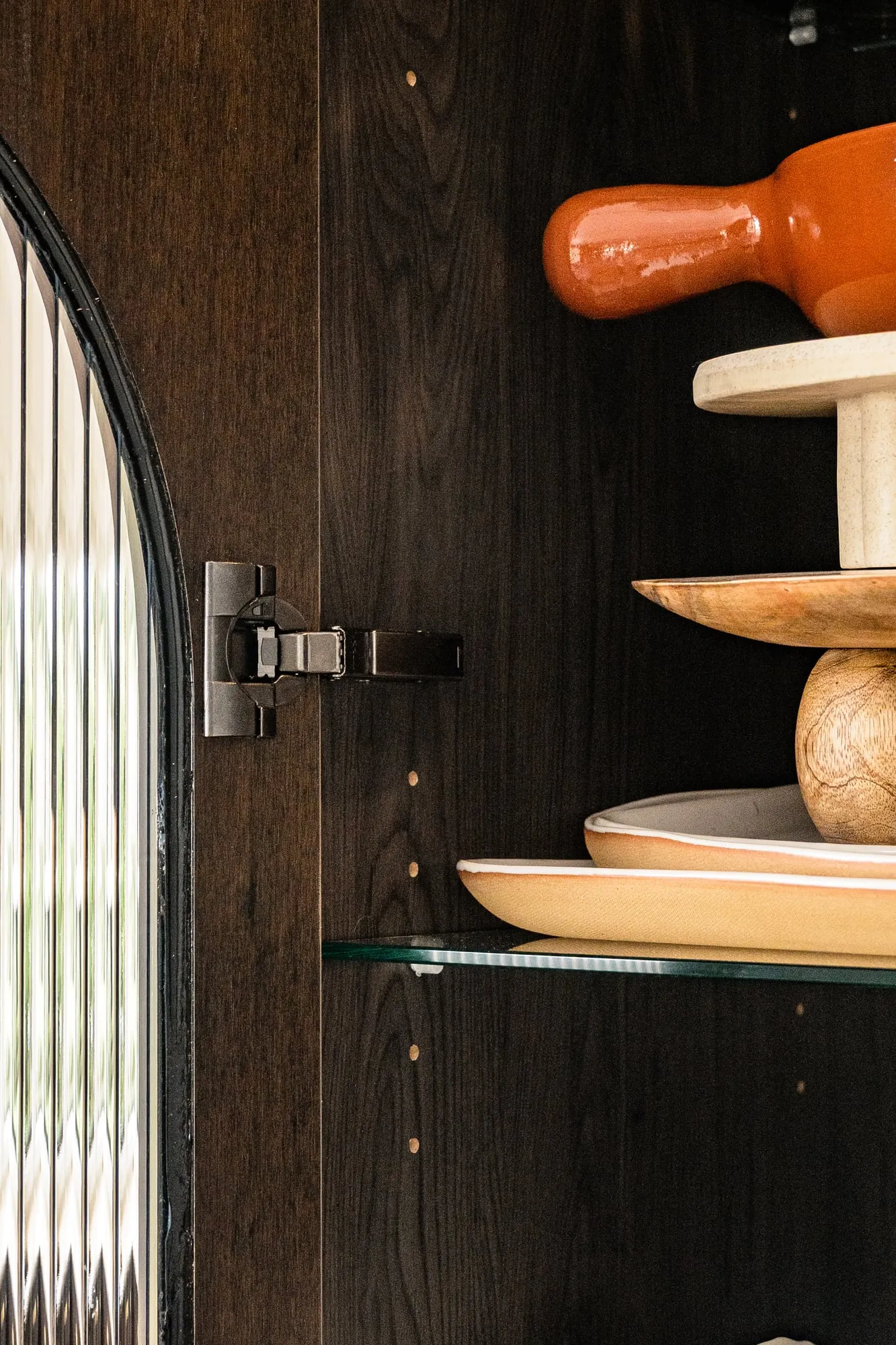 Concealed hinge and fluted glass edge inside the display cabinet